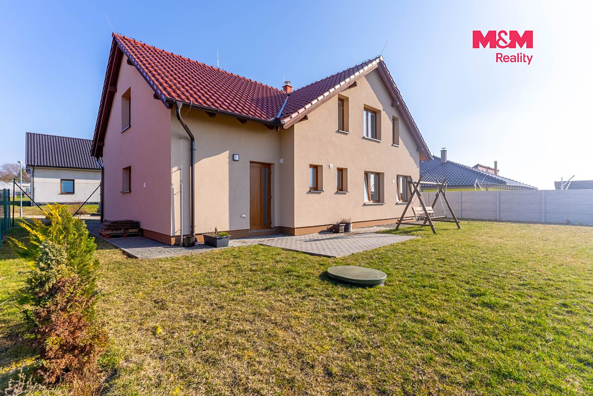 Prodej rodinného domu 222 m², pozemek 1018 m² – fotografie 2