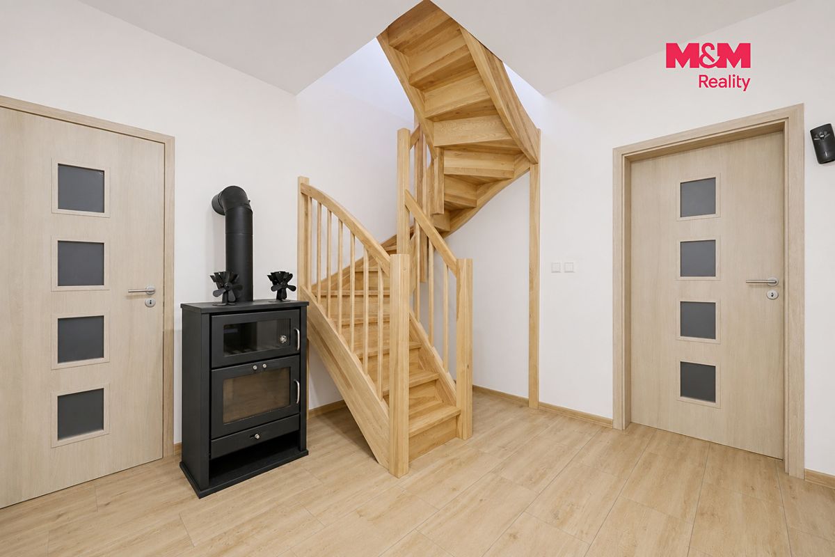 Prodej rodinného domu 140 m², pozemek 370 m² – fotografie 3