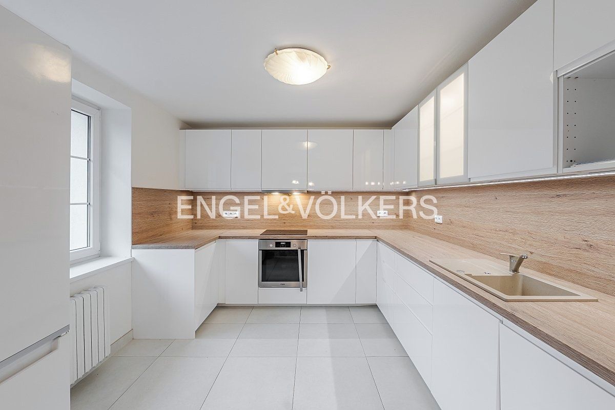 Pronájem rodinného domu 350 m², pozemek 761 m² – fotografie 2