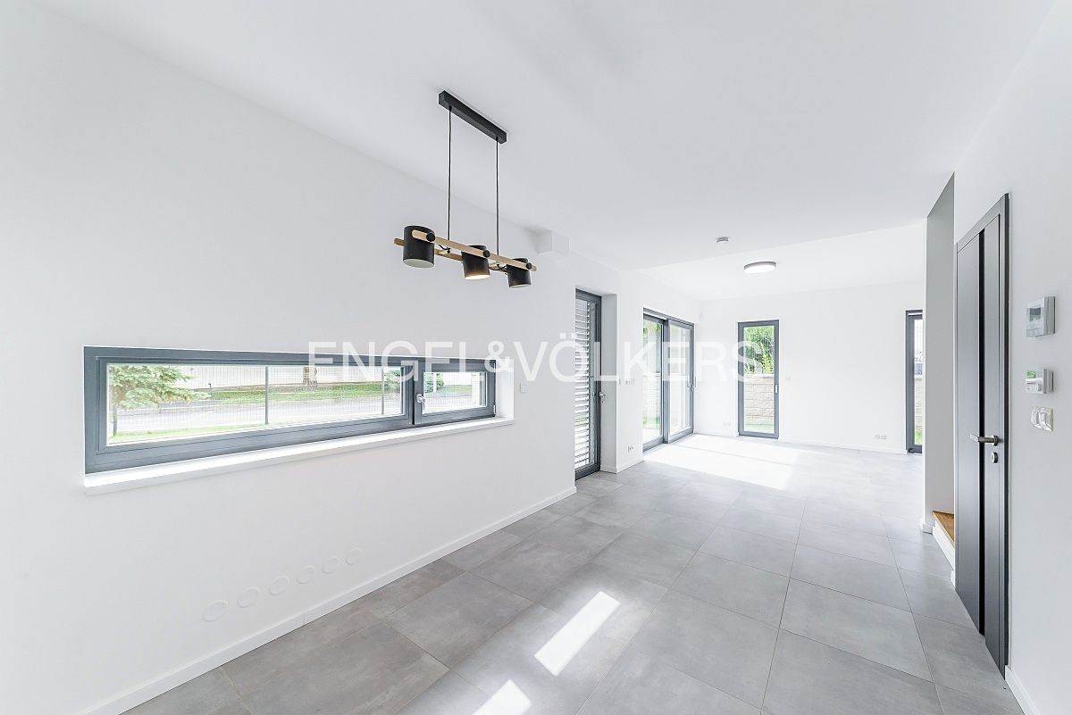 Pronájem rodinného domu 226 m², pozemek 302 m² – fotografie 2