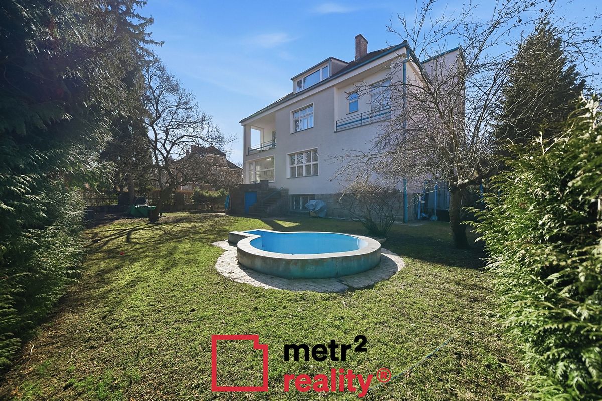 Prodej vily 678 m², pozemek 984 m² – fotografie 2