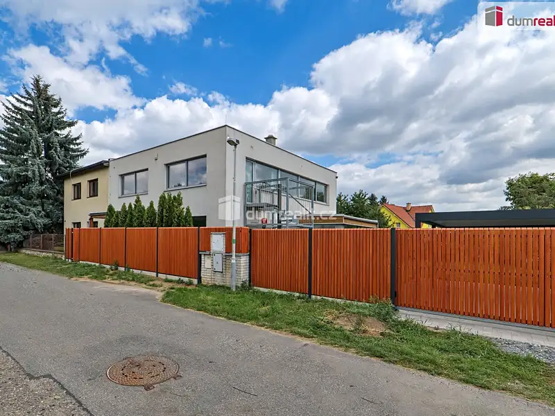 Prodej rodinného domu 168 m², pozemek 565 m², Praha – náhled fotky 1