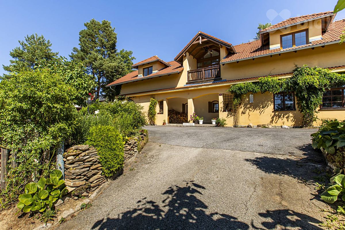 Prodej rodinného domu 280 m², pozemek 1170 m² – fotografie 5