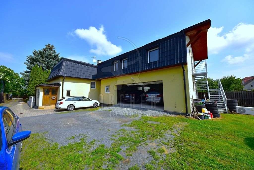 Prodej rodinného domu 247 m², pozemek 1230 m² – fotografie 2