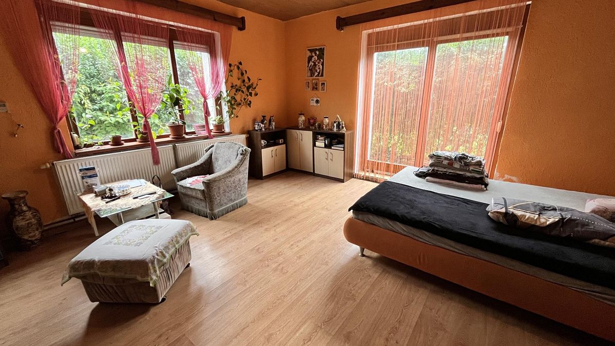 Prodej rodinného domu 240 m², pozemek 678 m² – fotografie 2