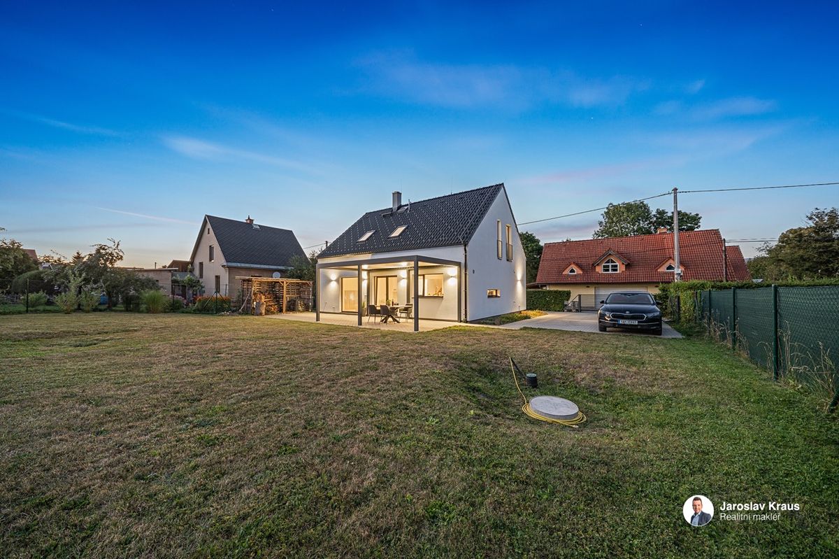 Prodej rodinného domu 147 m², pozemek 911 m² – fotografie 2