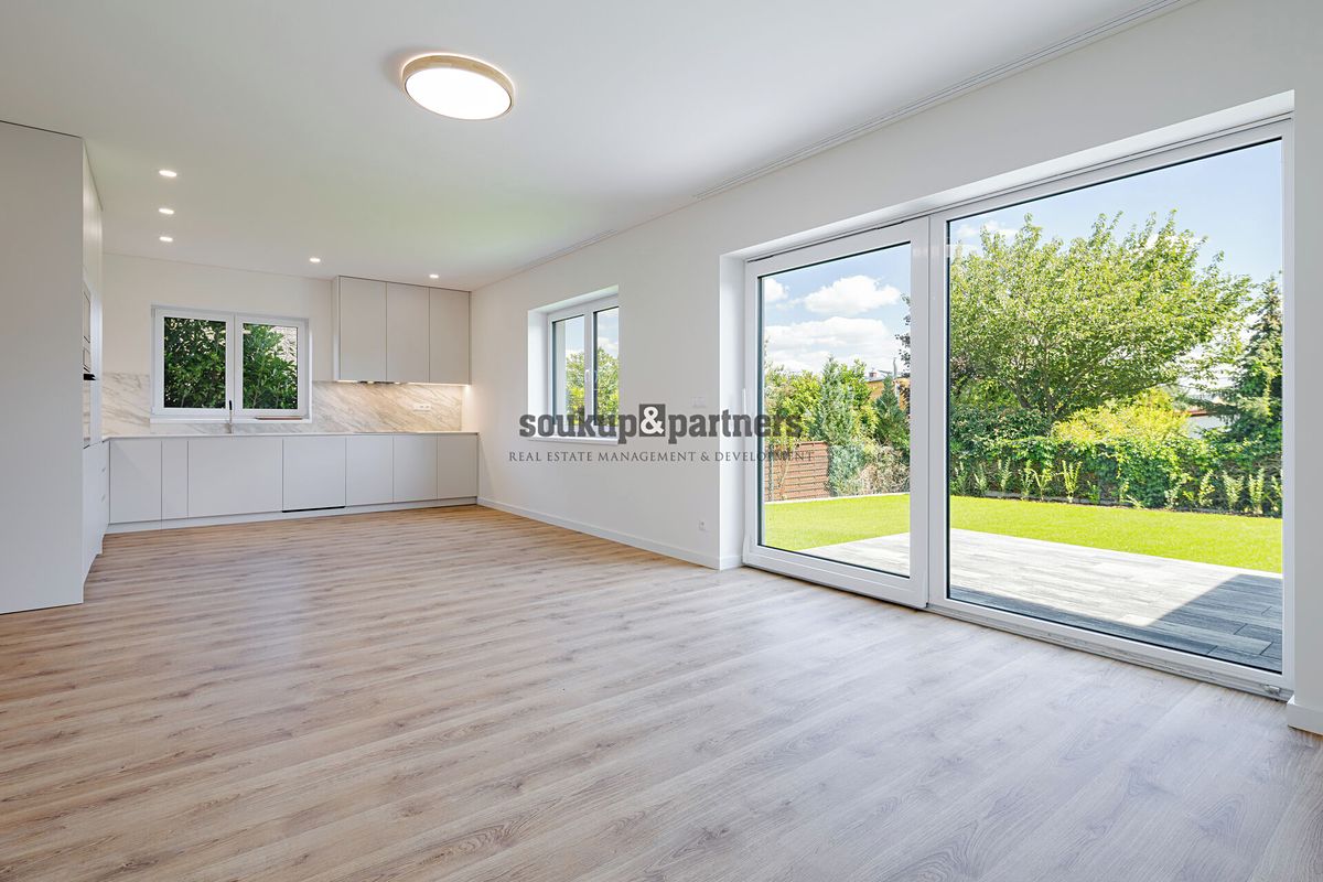 Pronájem rodinného domu 193 m², pozemek 468 m² – fotografie 2