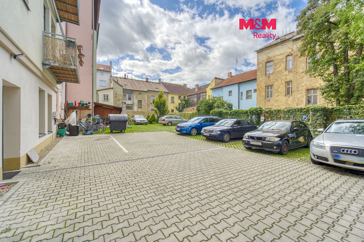 Pronájem garážového stání 15 m²