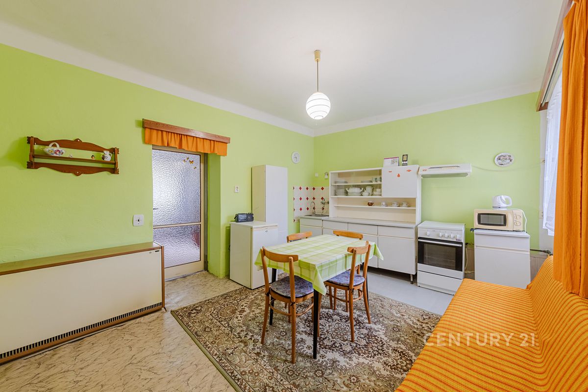 Prodej rodinného domu 140 m², pozemek 1778 m² – fotografie 2