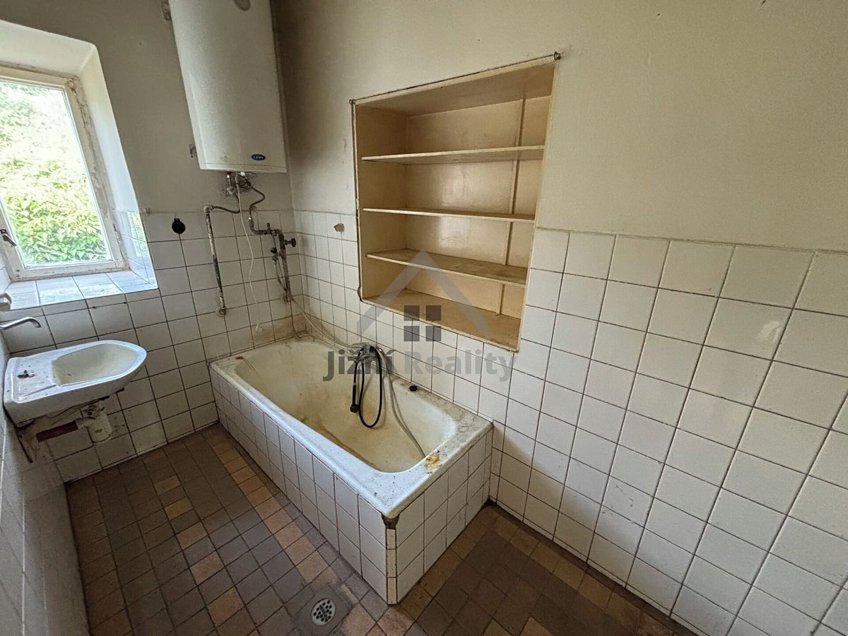 Prodej rodinného domu 200 m², pozemek 1379 m² – fotografie 4