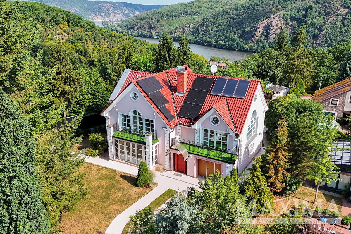 Prodej rodinného domu 297 m², pozemek 1599 m²