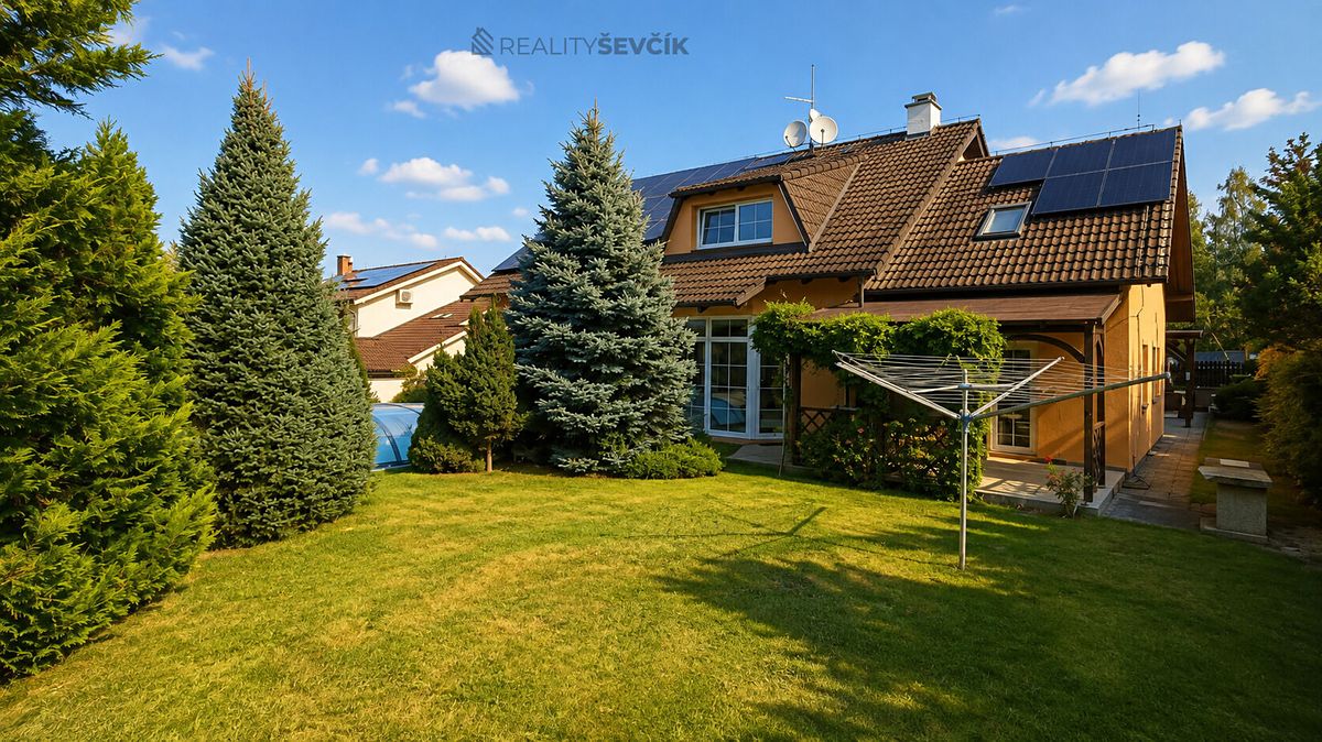 Prodej rodinného domu 241 m², pozemek 778 m² – fotografie 4