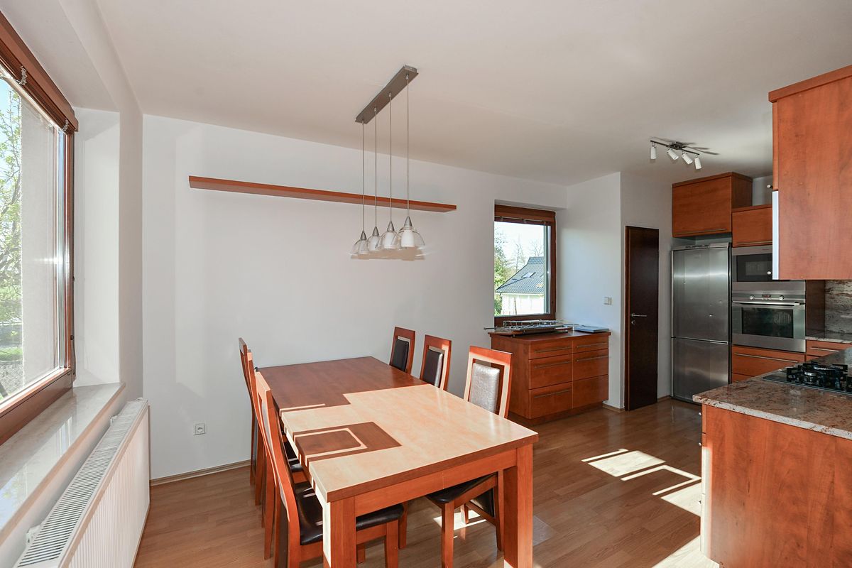 Prodej rodinného domu 270 m², pozemek 654 m² – fotografie 5