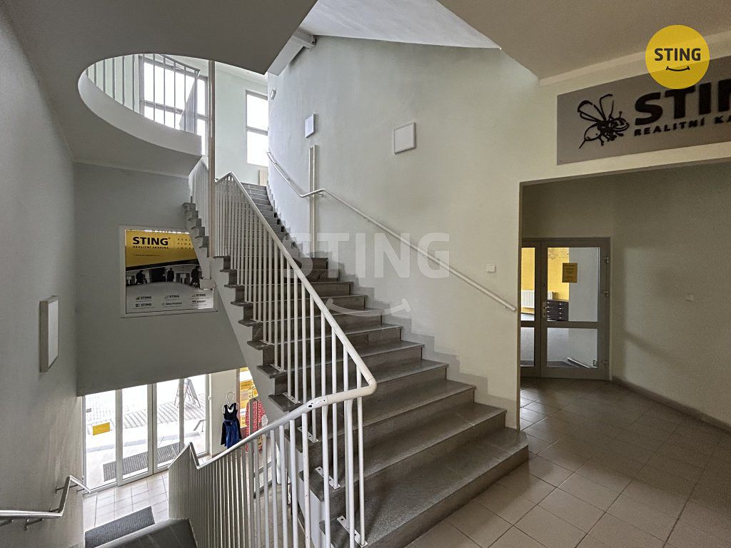 Pronájem kanceláře 830 m² – fotografie 3
