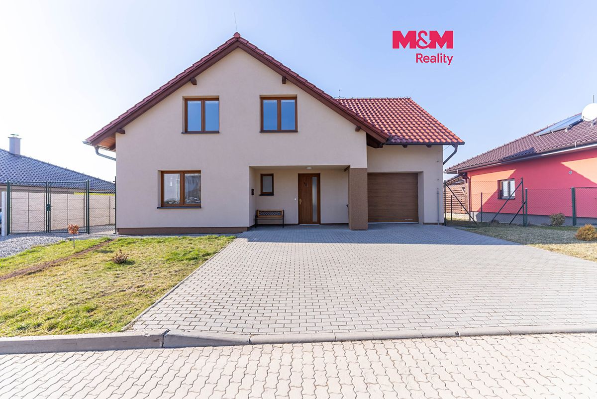 Prodej rodinného domu 222 m², pozemek 1018 m²