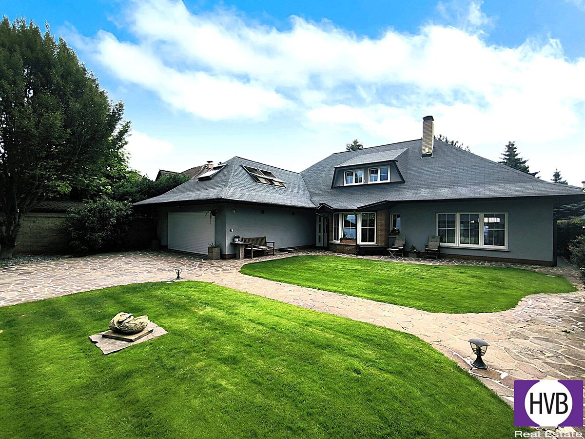 Prodej rodinného domu 340 m², pozemek 1126 m² – fotografie 2