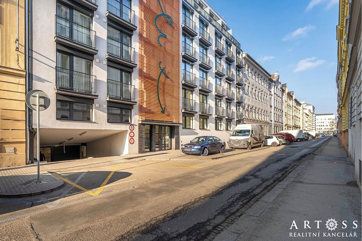 Pronájem garážového stání 13 m²