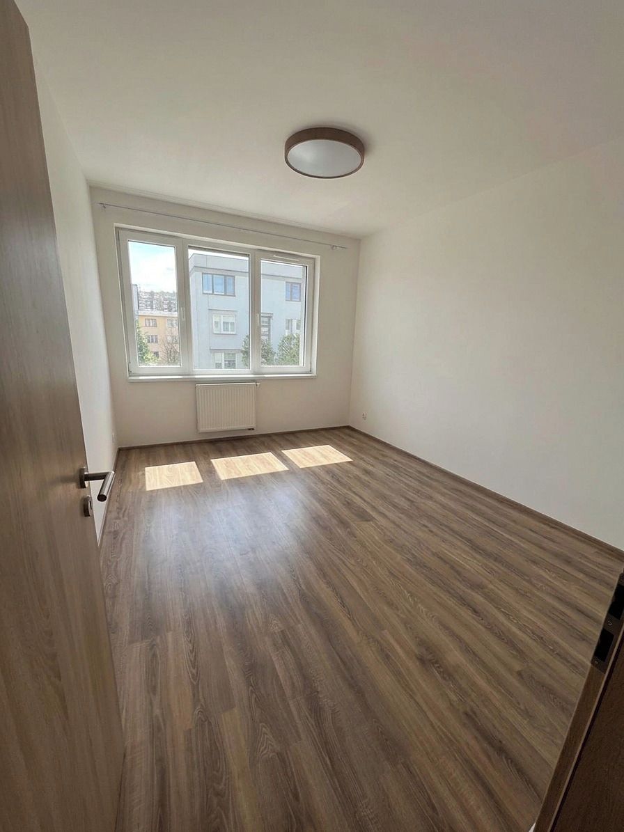Pronájem bytu 2+kk 56 m² – fotografie 3