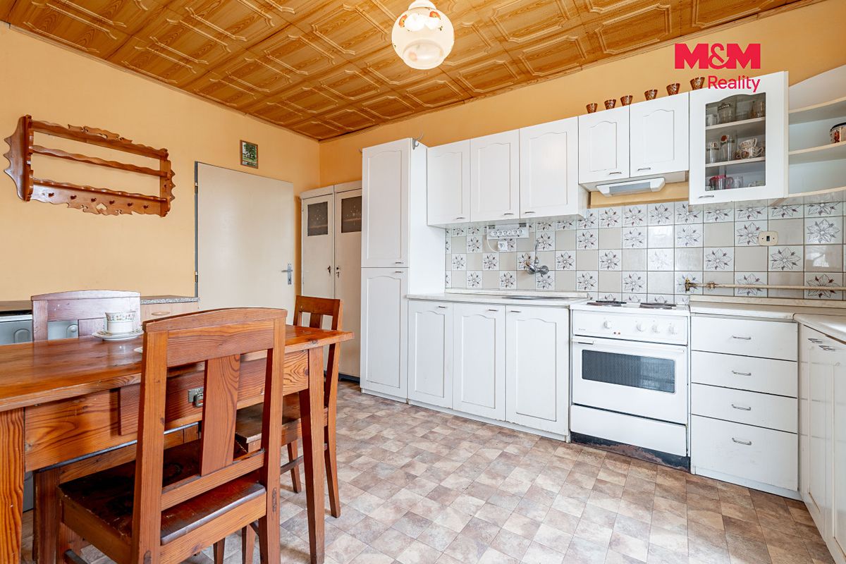 Prodej rodinného domu 180 m², pozemek 1056 m² – fotografie 2