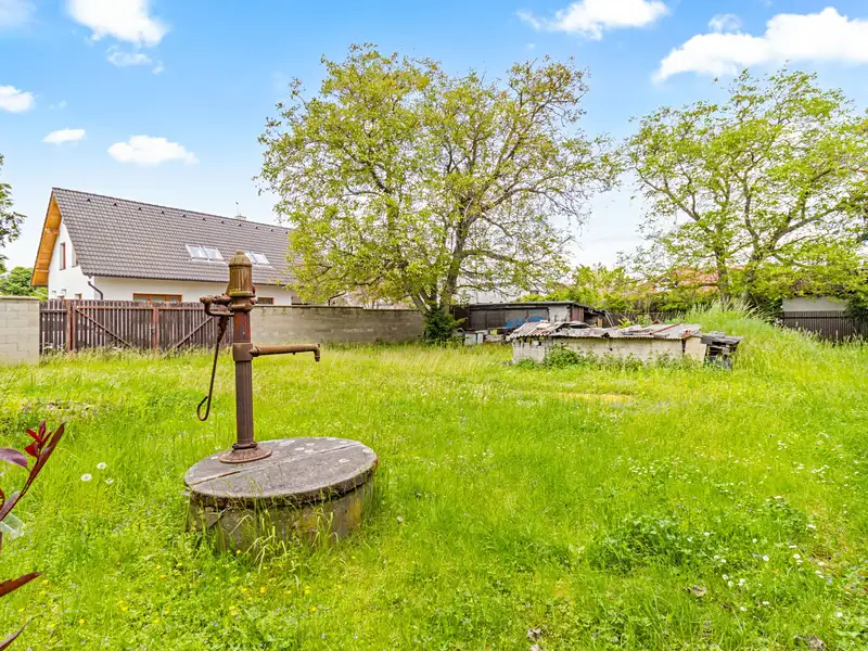 Prodej stavebního pozemku 450 m², Praha – náhled fotky 1