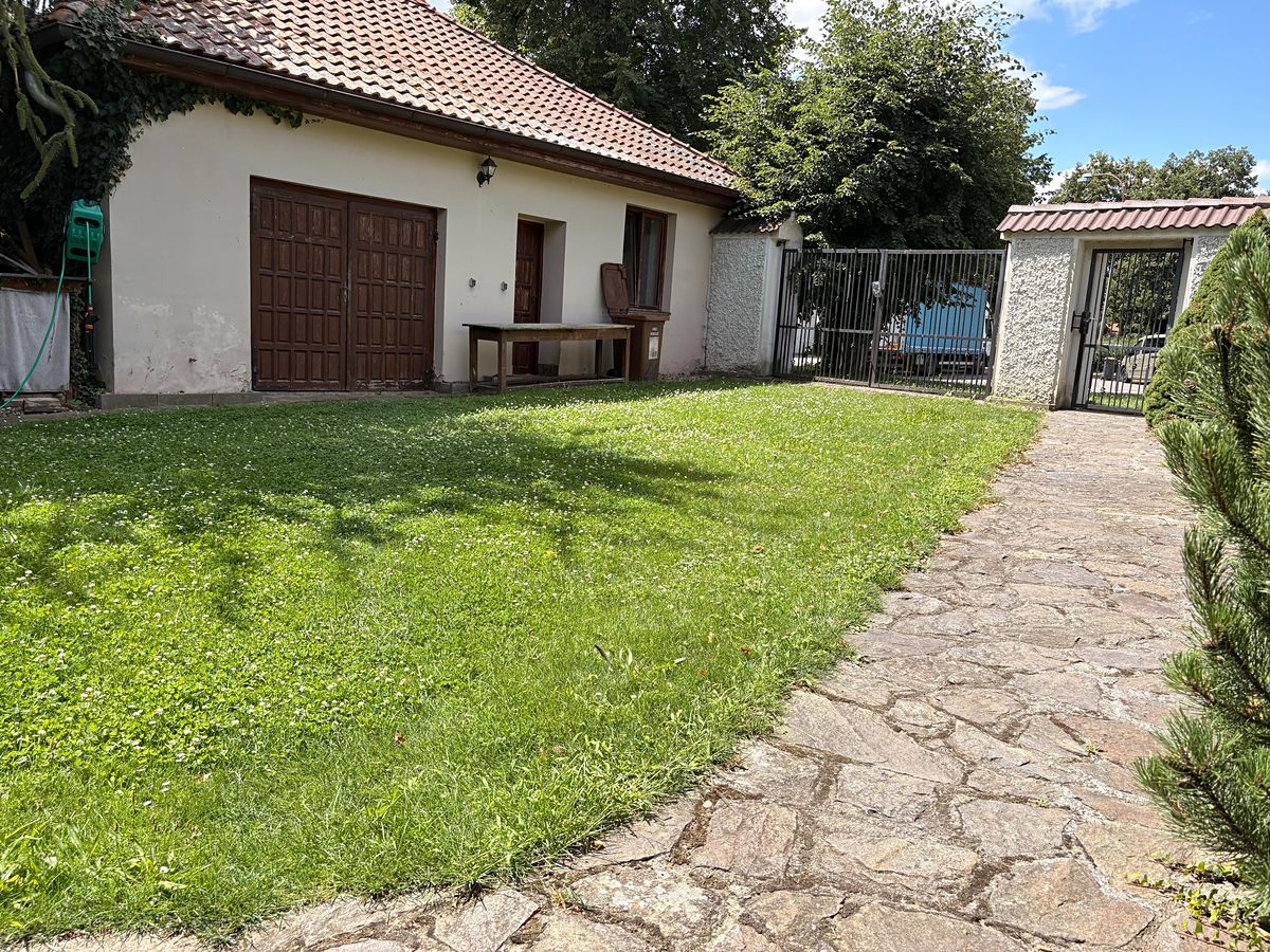 Prodej rodinného domu 250 m², pozemek 1512 m² – fotografie 3