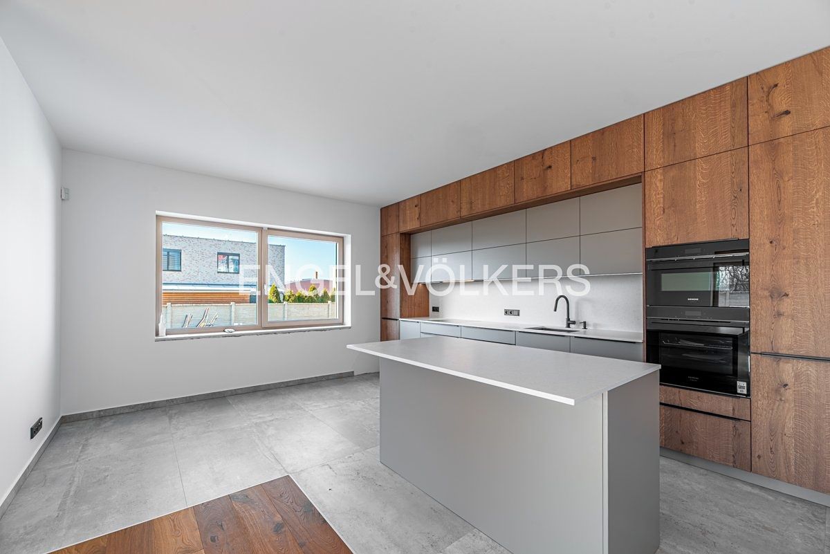 Pronájem rodinného domu 195 m², pozemek 605 m² – fotografie 2