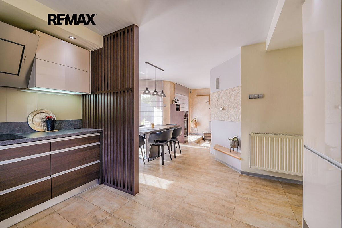 Prodej rodinného domu 200 m², pozemek 1161 m² – fotografie 2