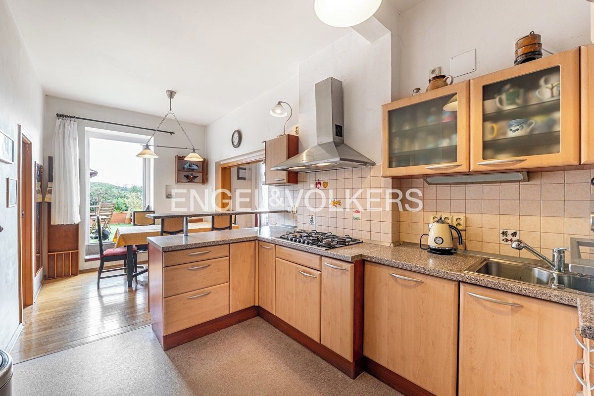Prodej rodinného domu 255 m², pozemek 740 m² – fotografie 5