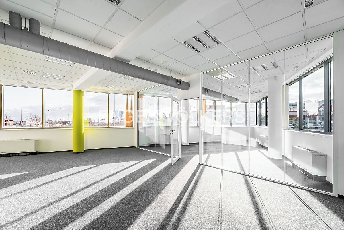 Pronájem kanceláře 974 m² – fotografie 2