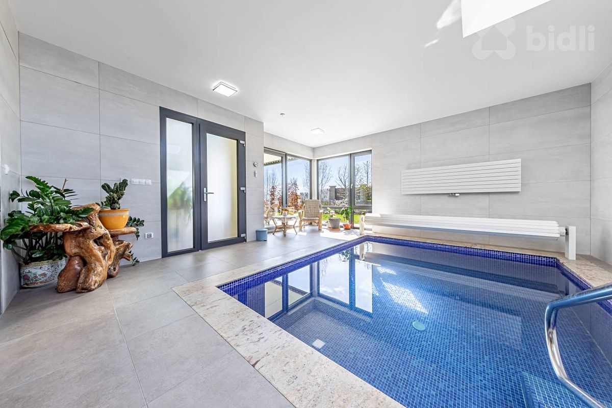 Prodej rodinného domu 379 m², pozemek 1341 m² – fotografie 3