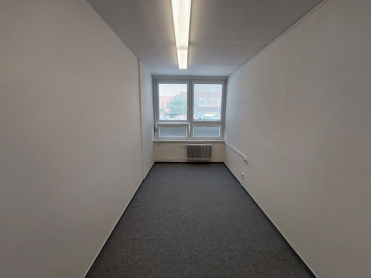 Pronájem kanceláře 32 m² – fotografie 3