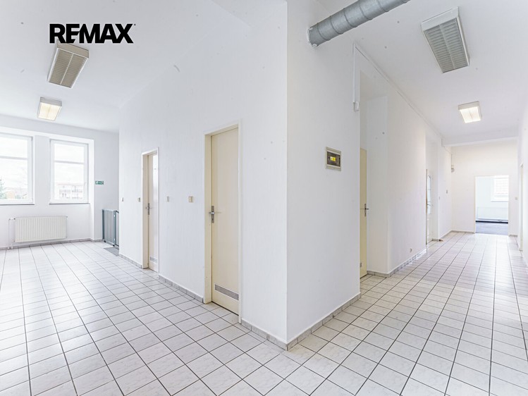 Pronájem komerčního prostoru, 2 043 m² (11 z 36)