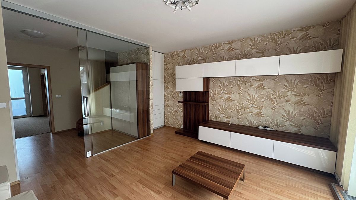 Pronájem rodinného domu 170 m², pozemek 320 m² – fotografie 2