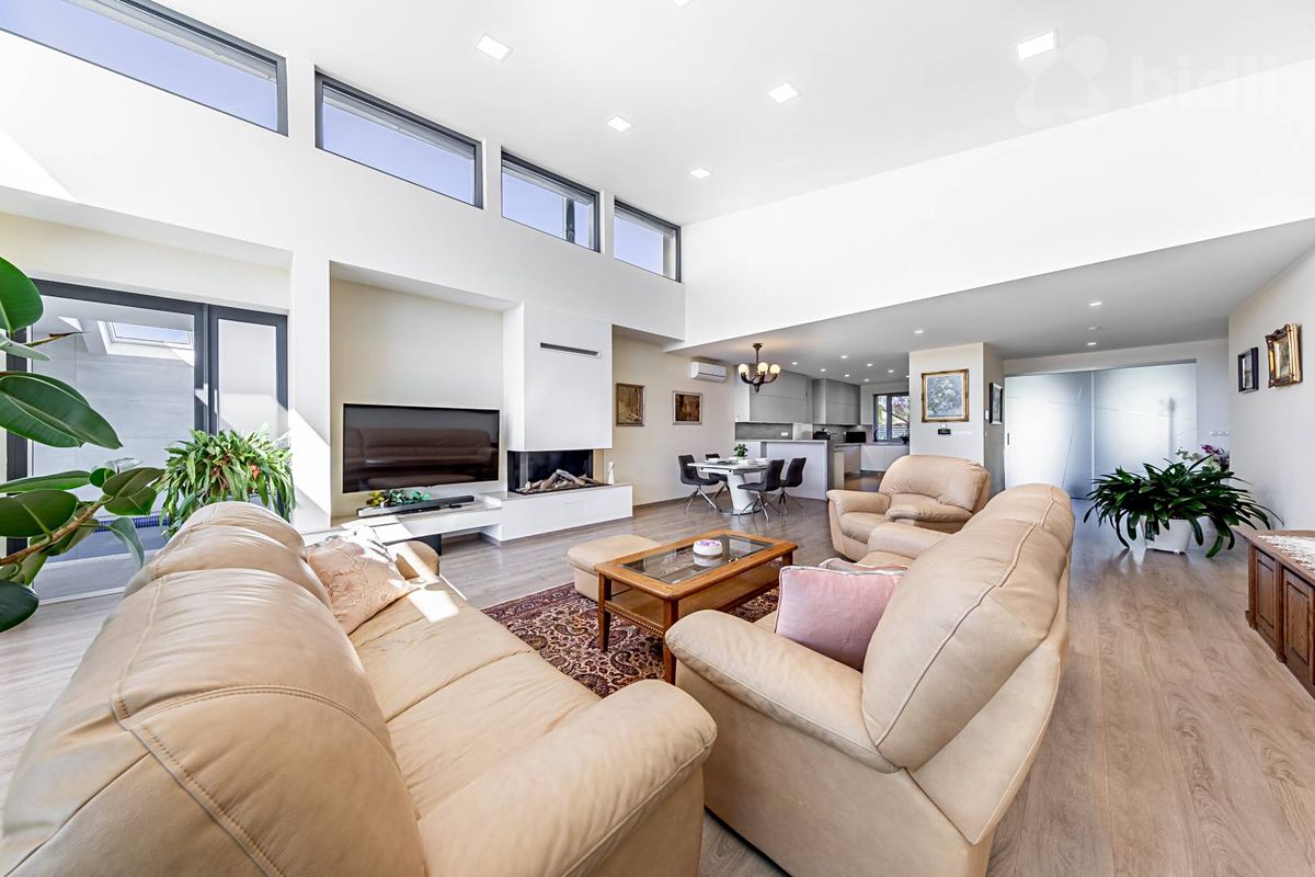 Prodej rodinného domu 379 m², pozemek 1341 m² – fotografie 5