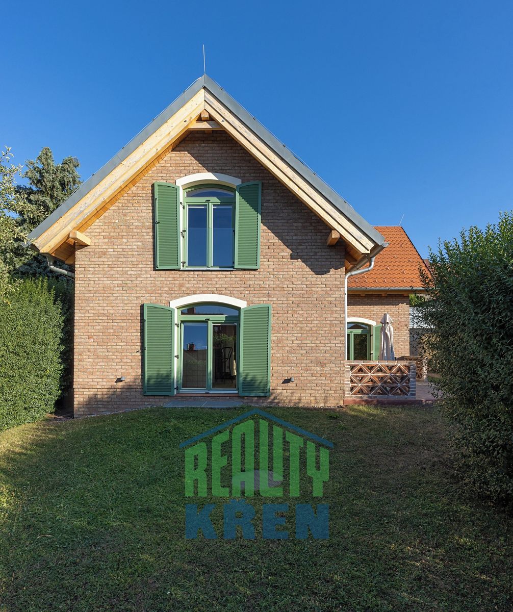 Prodej rodinného domu 212 m², pozemek 383 m² – fotografie 2