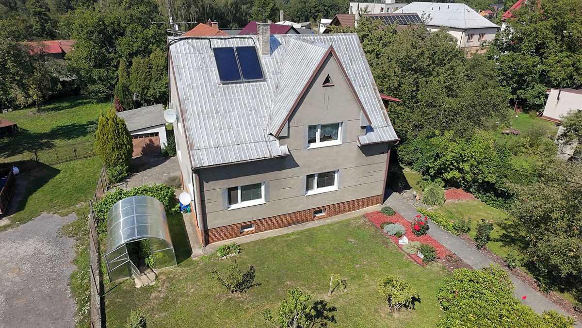 Prodej rodinného domu 240 m², pozemek 1158 m² – fotografie 2