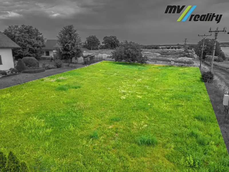 Prodej stavebního pozemku 1731 m², Úmyslovice – náhled fotky 1
