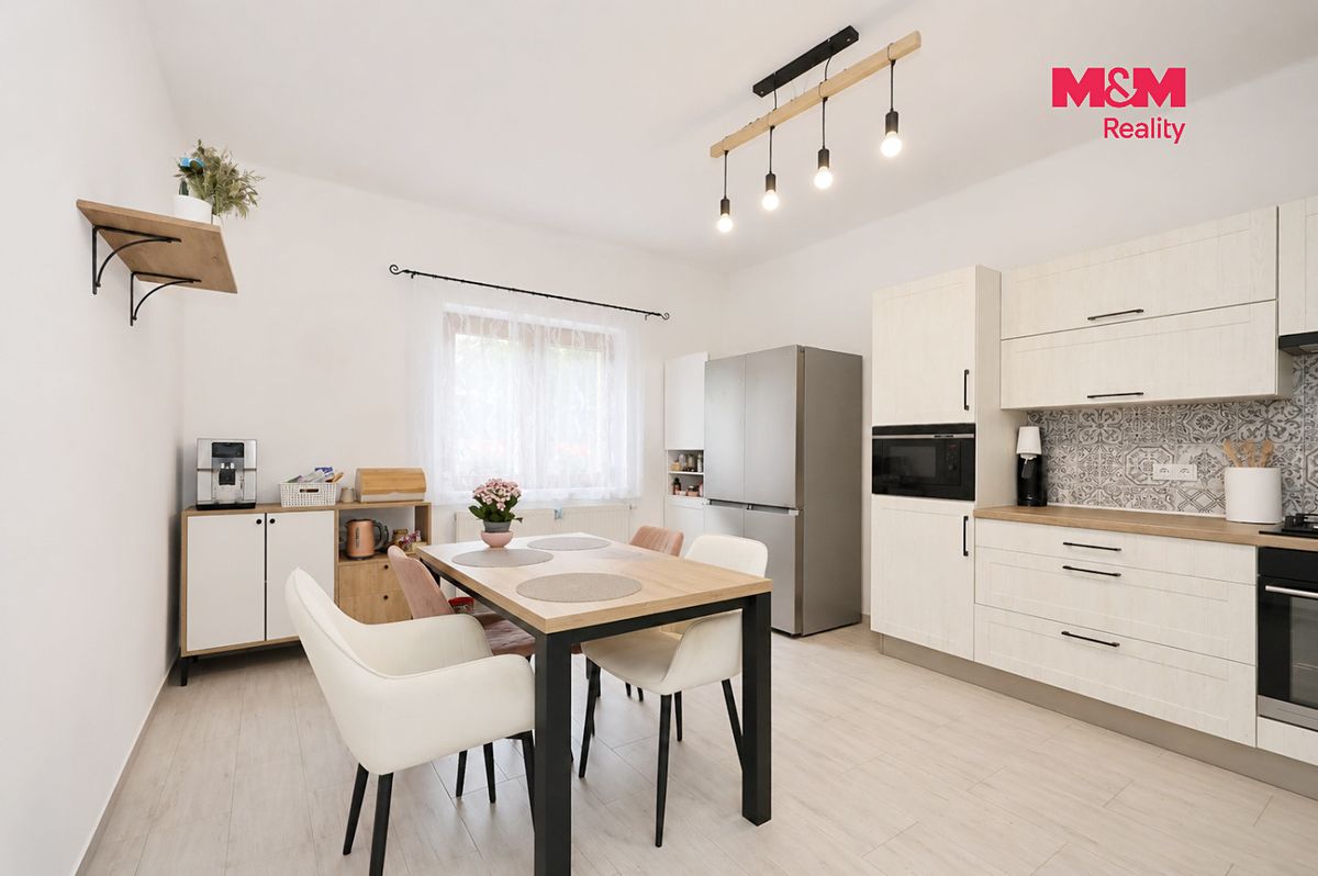 Prodej rodinného domu 140 m², pozemek 370 m² – fotografie 2