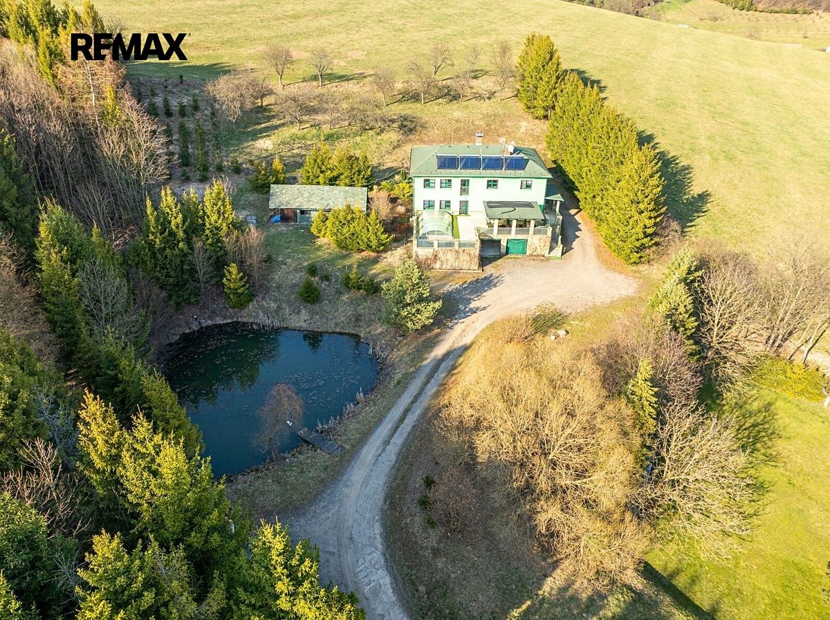 Prodej rodinného domu 525 m², pozemek 35000 m² – fotografie 2