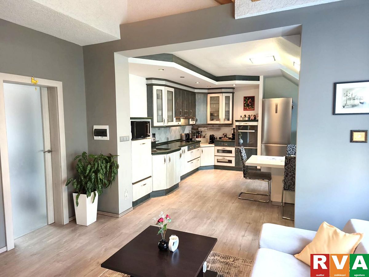 Prodej rodinného domu 250 m², pozemek 138 m² – fotografie 2