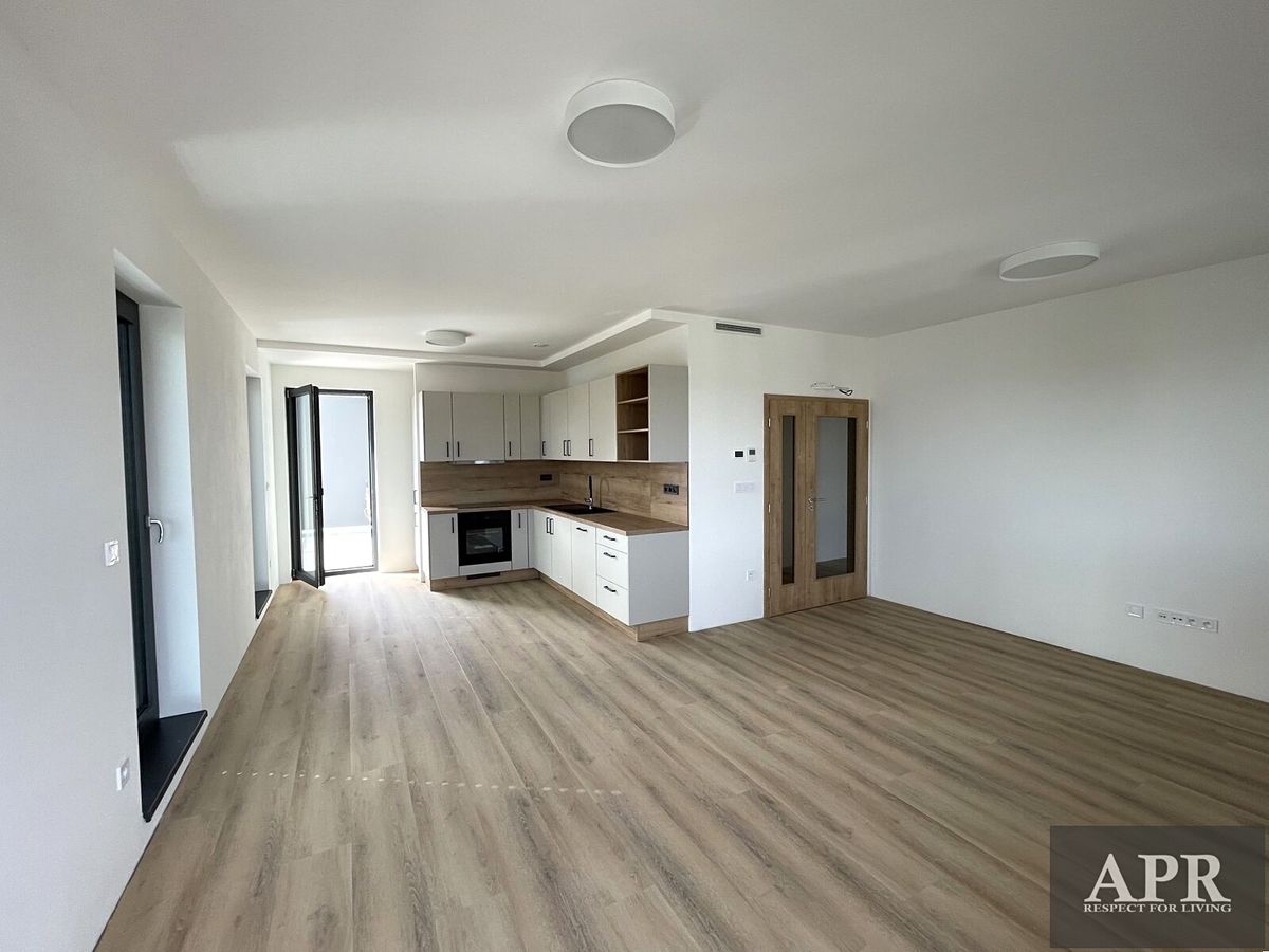 Pronájem bytu 2+kk 66 m² – fotografie 3