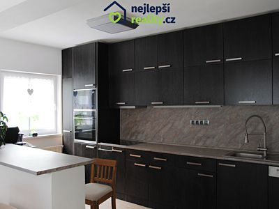 Prodej rodinného domu 450 m², pozemek 1561 m²