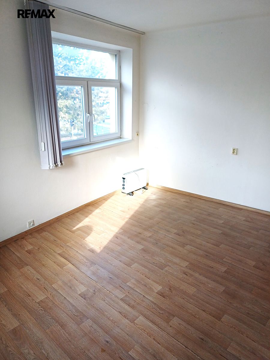 Pronájem kanceláře 100 m² – fotografie 3