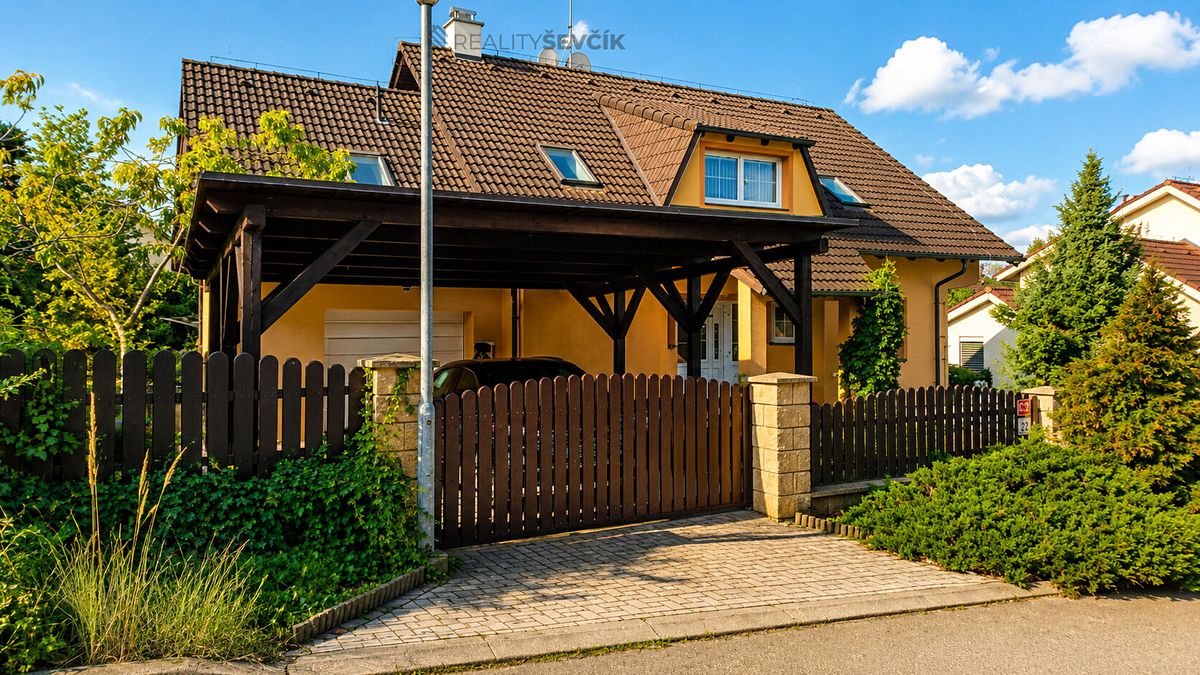 Prodej rodinného domu 241 m², pozemek 778 m² – fotografie 3