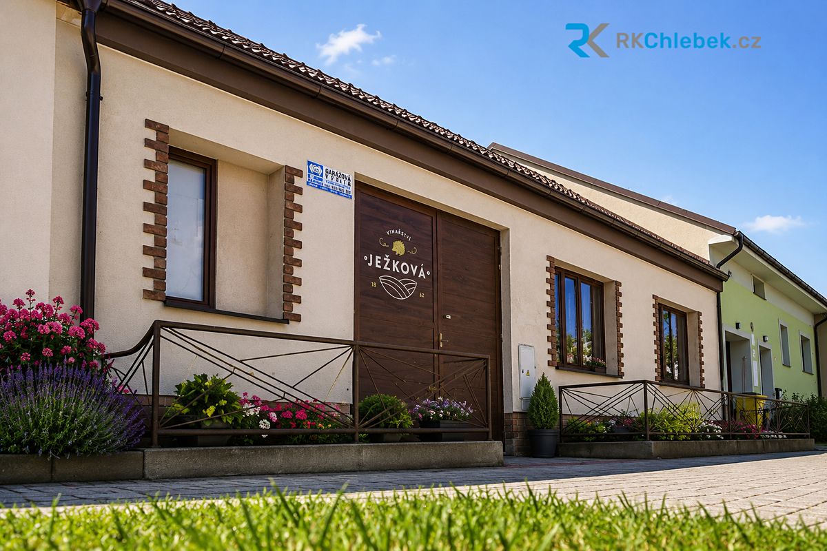 Prodej rodinného domu 275 m², pozemek 533 m² – fotografie 2