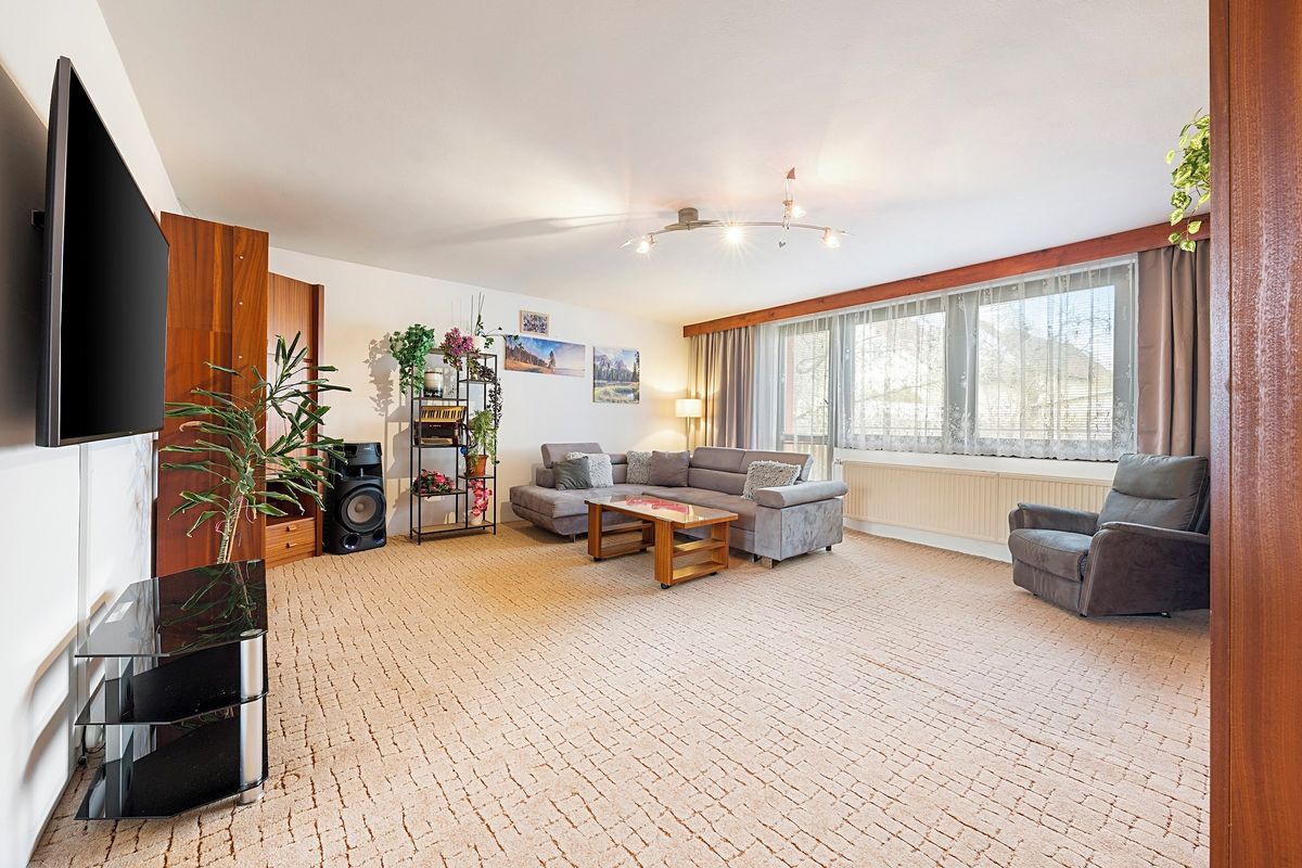 Prodej rodinného domu 301 m², pozemek 704 m² – fotografie 3
