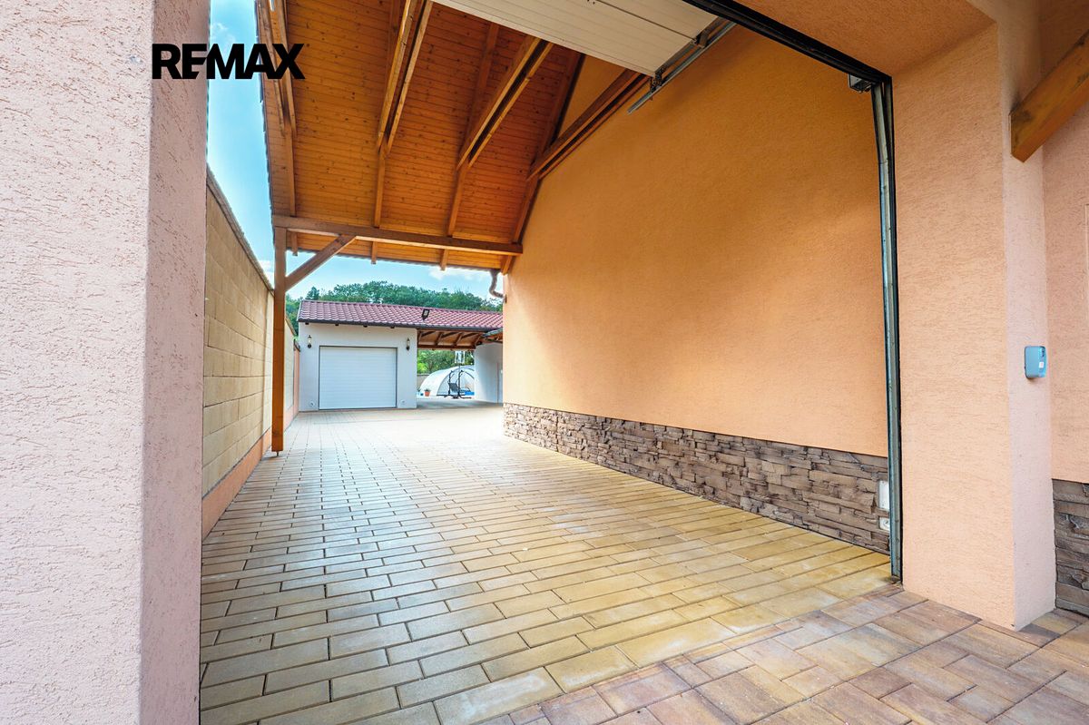 Prodej rodinného domu 351 m², pozemek 586 m² – fotografie 3