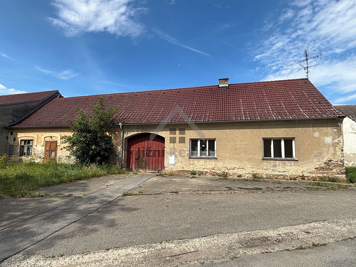 Prodej rodinného domu 200 m², pozemek 1379 m² – fotografie 2
