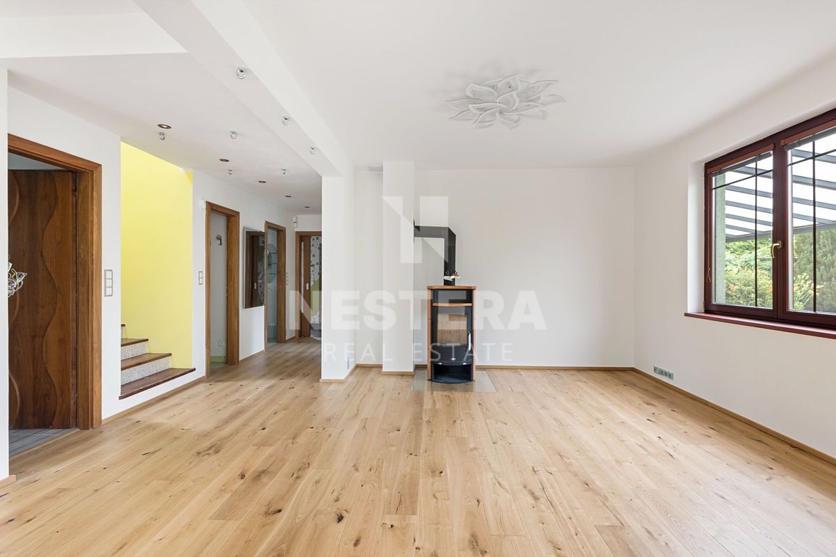 Prodej rodinného domu 197 m², pozemek 840 m² – fotografie 2