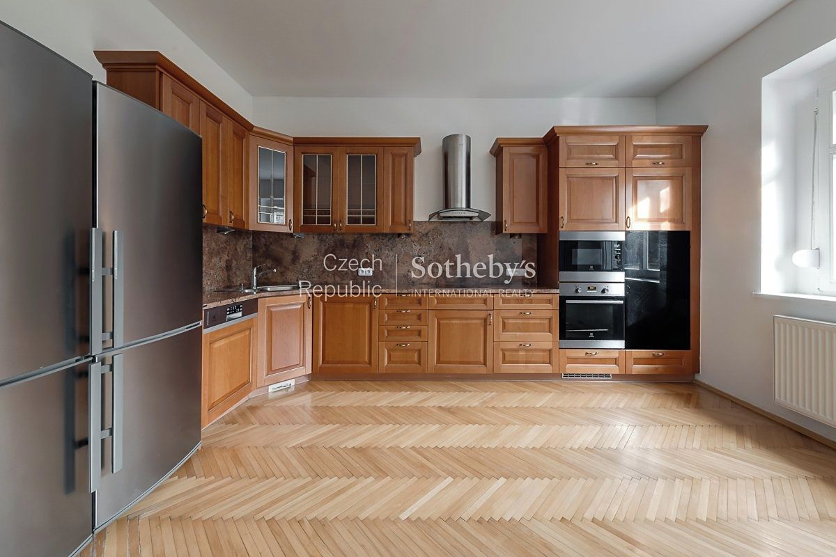 Pronájem rodinného domu 560 m², pozemek 700 m² – fotografie 3